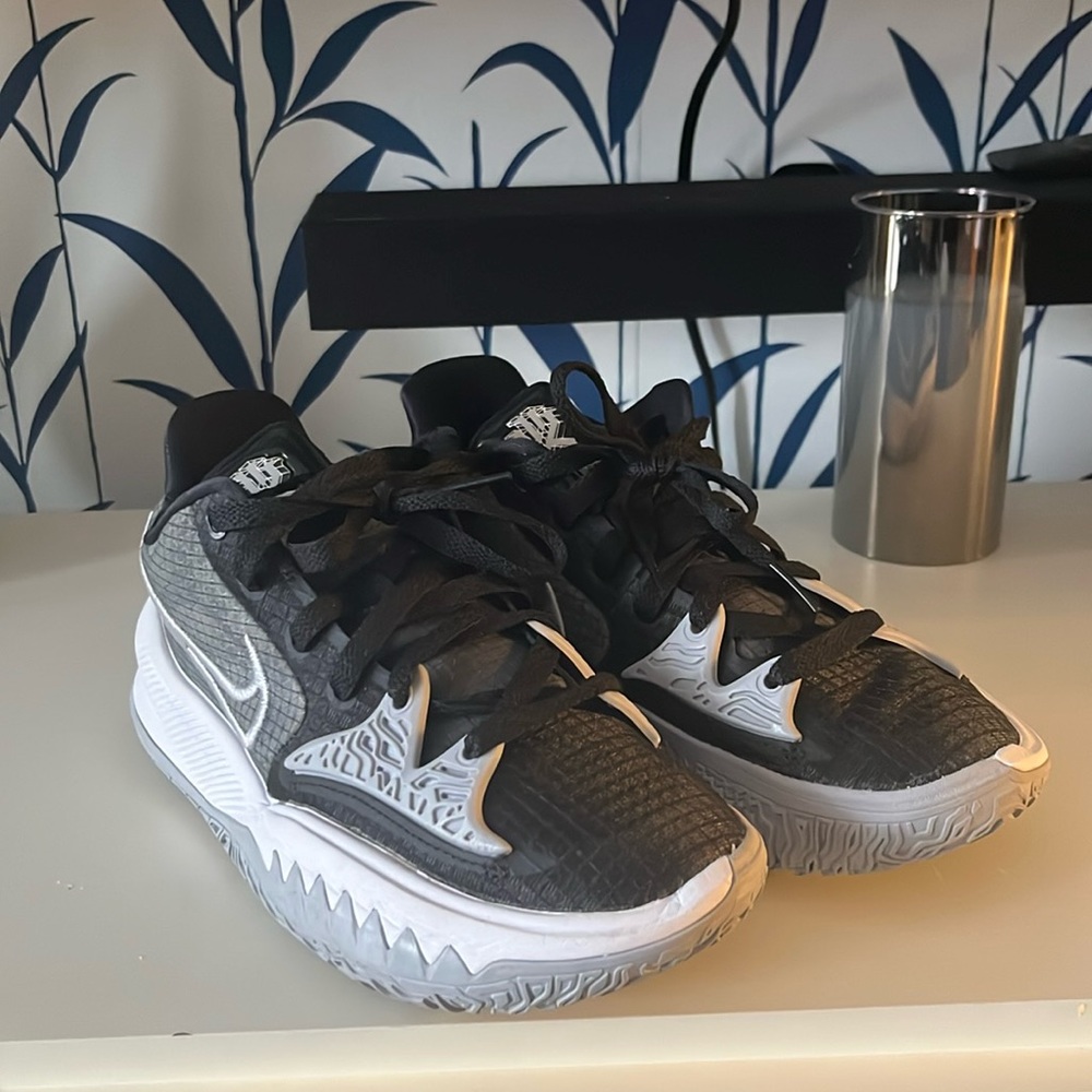 Kyrie 4 low TB “Black wolf grey”